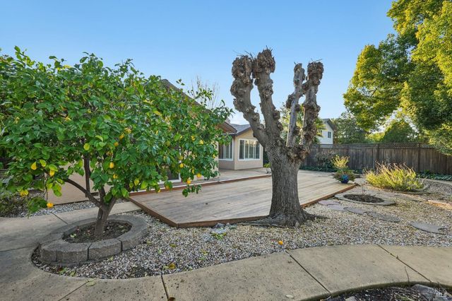 324 Woodside Cir, Vacaville, CA 95688