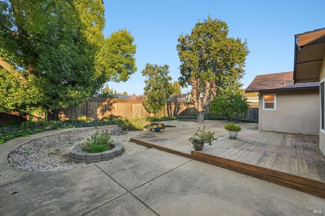 324 Woodside Cir, Vacaville, CA 95688