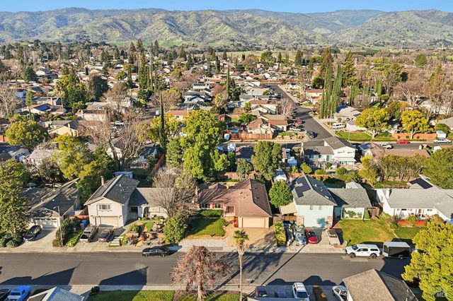 324 Woodside Cir, Vacaville, CA 95688