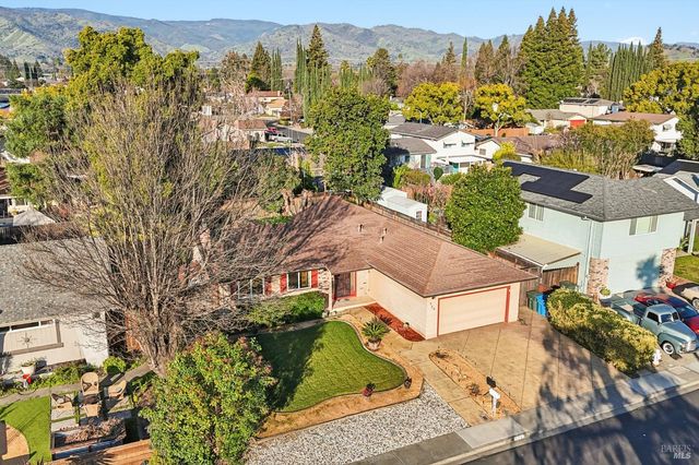 324 Woodside Cir, Vacaville, CA 95688