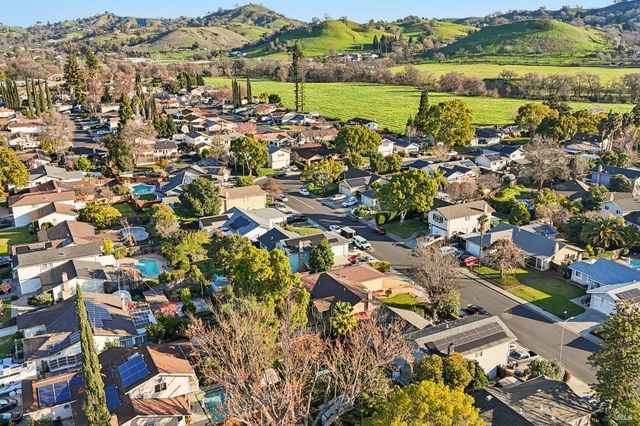 324 Woodside Cir, Vacaville, CA 95688