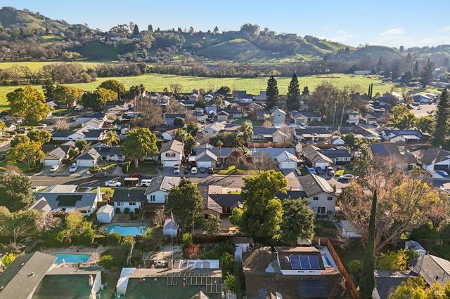 324 Woodside Cir, Vacaville, CA 95688