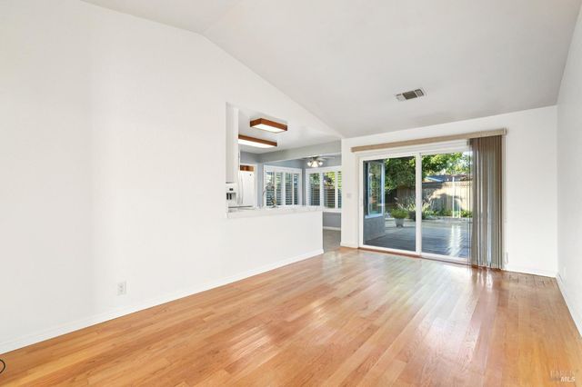 324 Woodside Cir, Vacaville, CA 95688