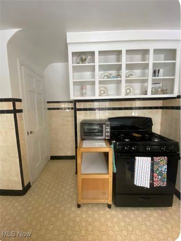 18209 Cornwall Road, Cleveland, OH 44119