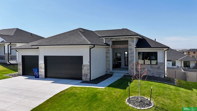 12368 Windsor Drive, Papillion, NE 68046