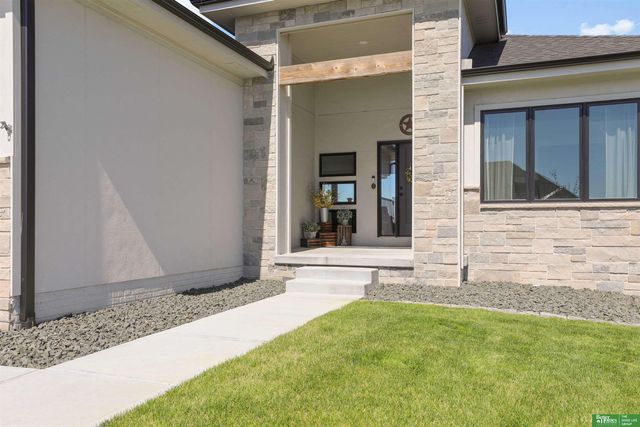12368 Windsor Drive, Papillion, NE 68046