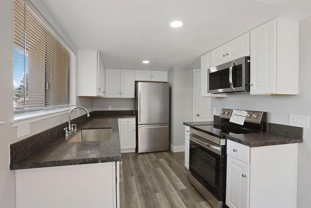 3701 Colonial Dr, Modesto, CA 95356