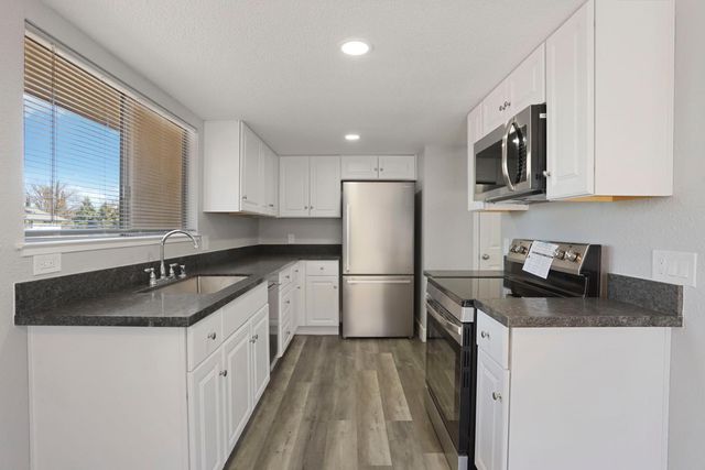 3701 Colonial Dr, Modesto, CA 95356