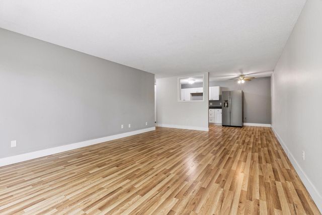 1304 W Medicine Lake Drive 320, Plymouth, MN 55441