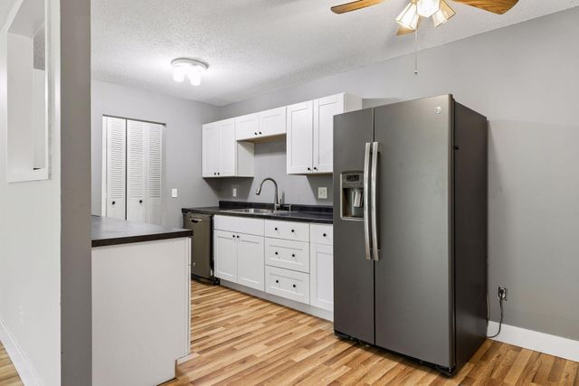 1304 W Medicine Lake Drive 320, Plymouth, MN 55441