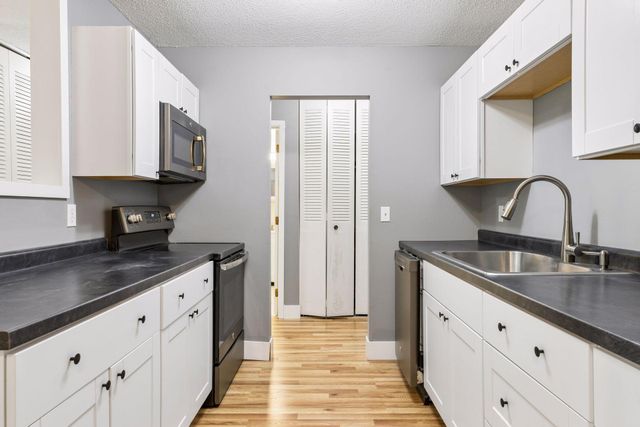 1304 W Medicine Lake Drive 320, Plymouth, MN 55441