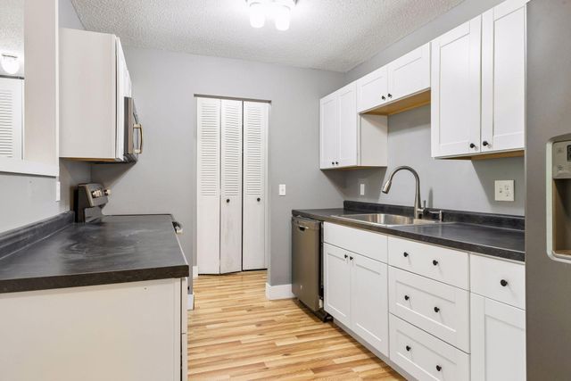 1304 W Medicine Lake Drive 320, Plymouth, MN 55441