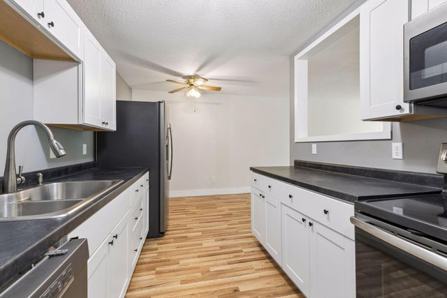 1304 W Medicine Lake Drive 320, Plymouth, MN 55441