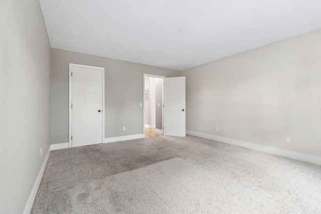 1304 W Medicine Lake Drive 320, Plymouth, MN 55441
