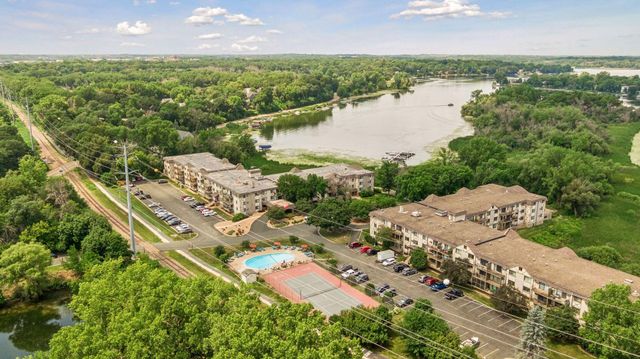 1304 W Medicine Lake Drive 320, Plymouth, MN 55441
