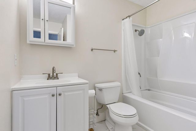 1304 W Medicine Lake Drive 320, Plymouth, MN 55441