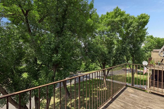 1304 W Medicine Lake Drive 320, Plymouth, MN 55441