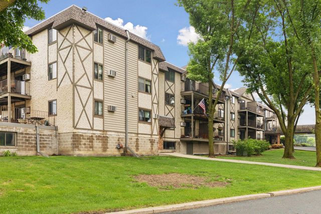 1304 W Medicine Lake Drive 320, Plymouth, MN 55441