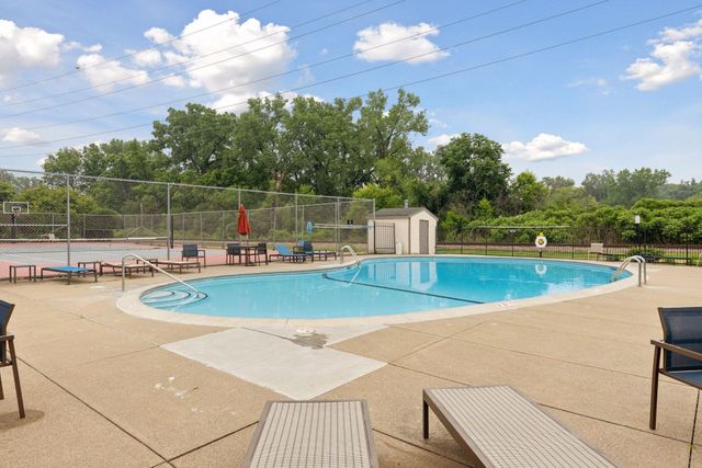 1304 W Medicine Lake Drive 320, Plymouth, MN 55441