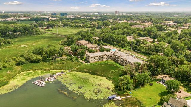 1304 W Medicine Lake Drive 320, Plymouth, MN 55441
