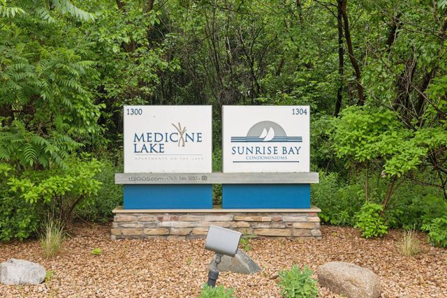 1304 W Medicine Lake Drive 320, Plymouth, MN 55441