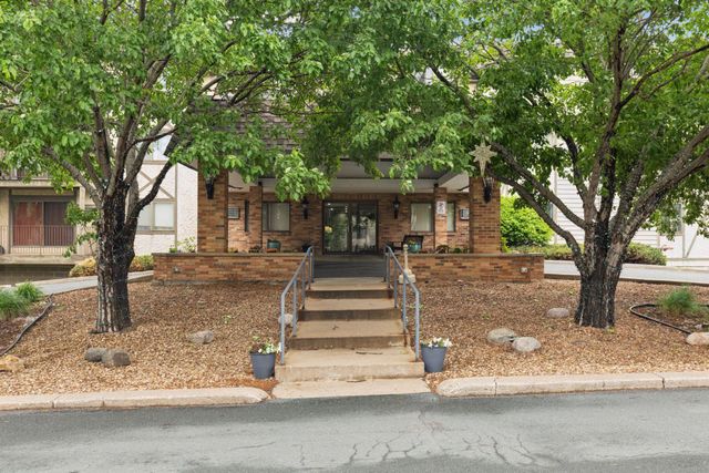 1304 W Medicine Lake Drive 320, Plymouth, MN 55441