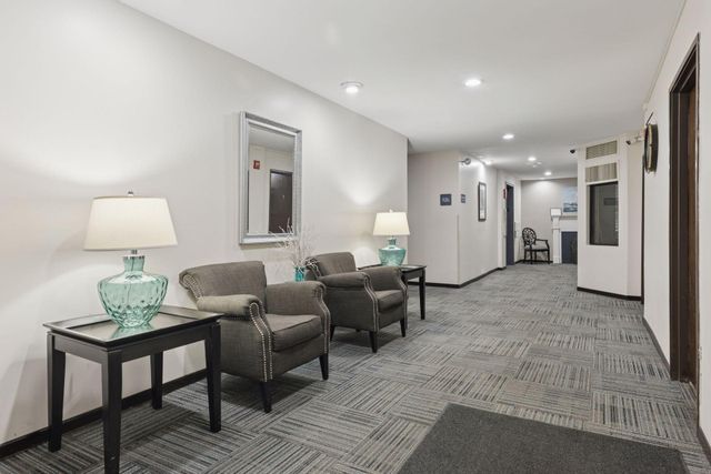 1304 W Medicine Lake Drive 320, Plymouth, MN 55441