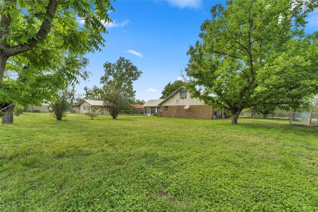 210 N River Oaks DR, Burnet, TX 78611
