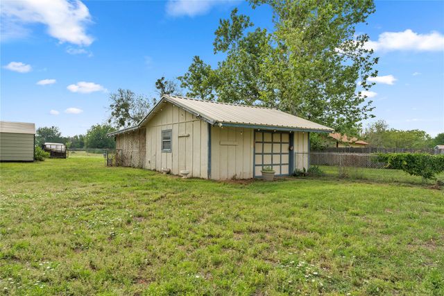 210 N River Oaks DR, Burnet, TX 78611