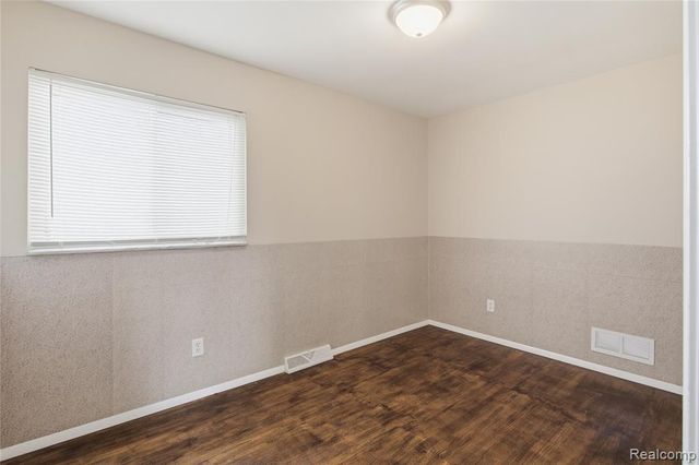 18634 Common Road, Roseville, MI 48066