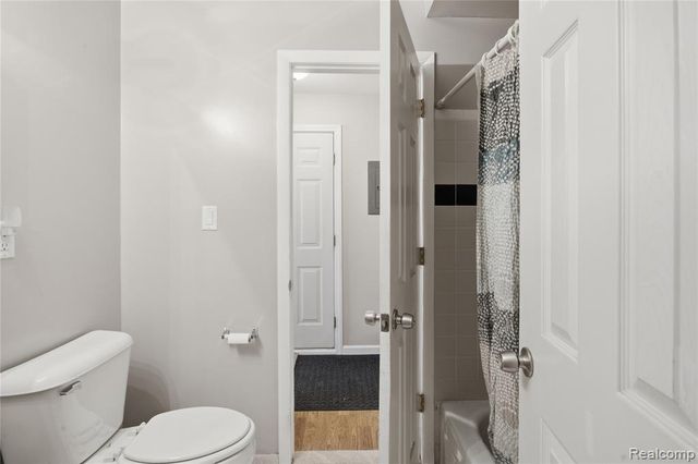 18634 Common Road, Roseville, MI 48066