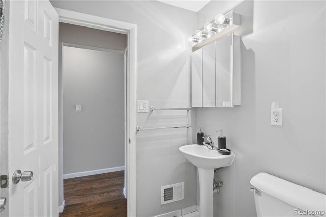 18634 Common Road, Roseville, MI 48066