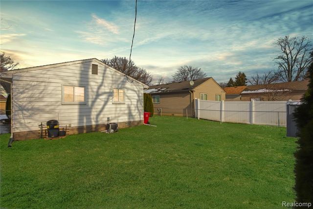 18634 Common Road, Roseville, MI 48066