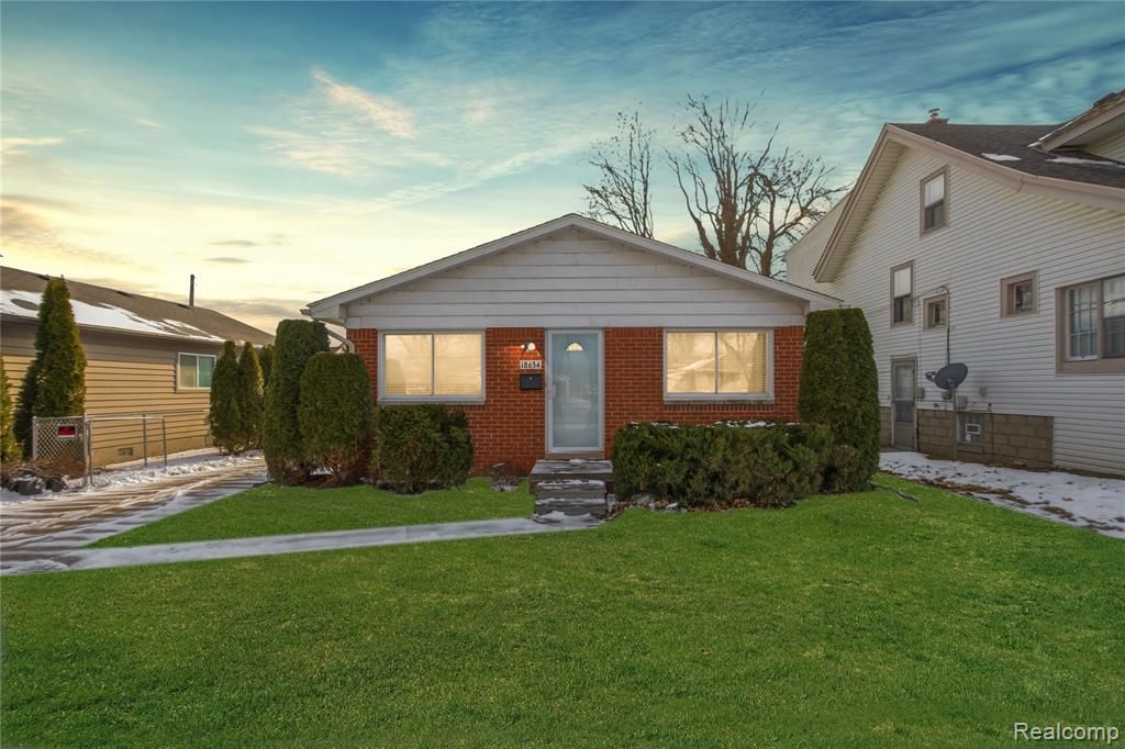 18634 Common Road, Roseville, MI 48066