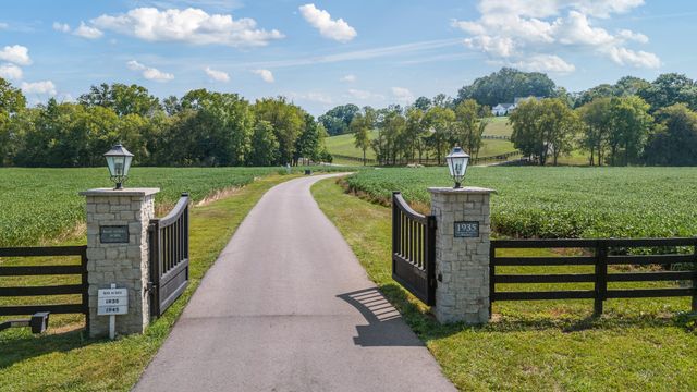 1935 Thompson Station Rd, W, Thompsons Station, TN 37179