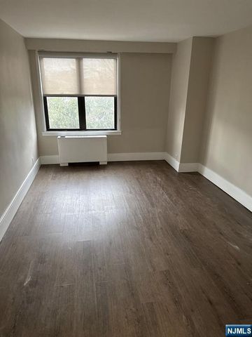 2400 Hudson Terrace 3F, Fort Lee, NJ 07024