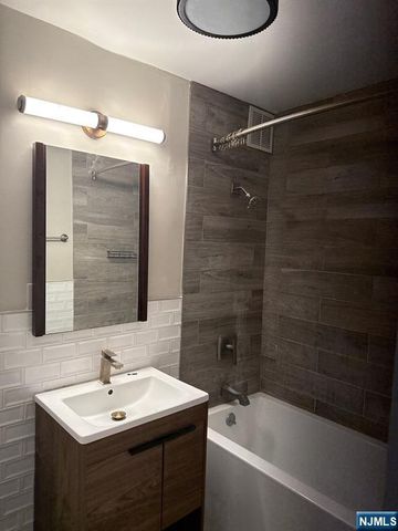 2400 Hudson Terrace 3F, Fort Lee, NJ 07024