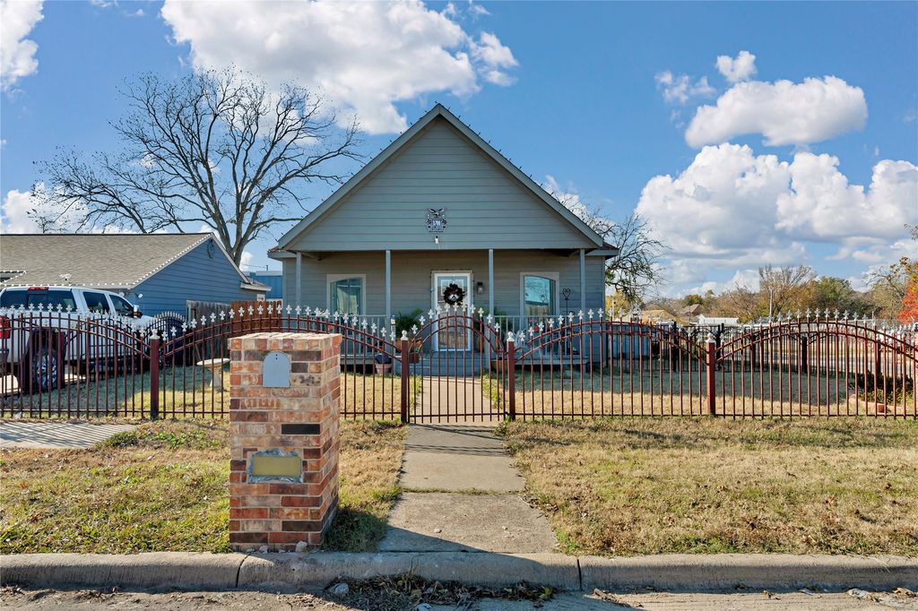 3700 8th Avenue, Fort Worth, TX 76110