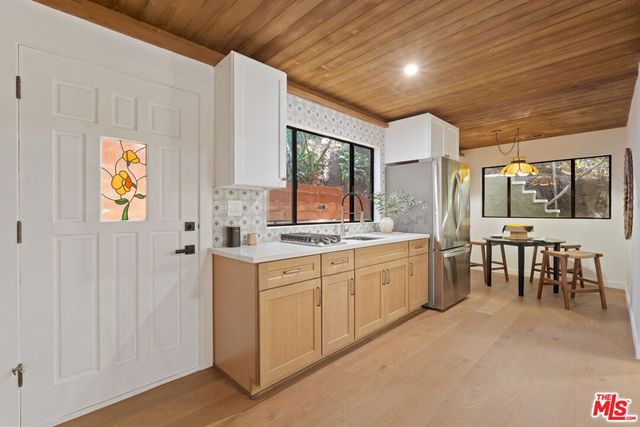8506 Oak Court, Los Angeles, CA 90046