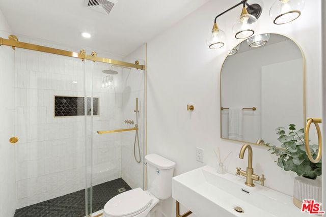 8506 Oak Court, Los Angeles, CA 90046