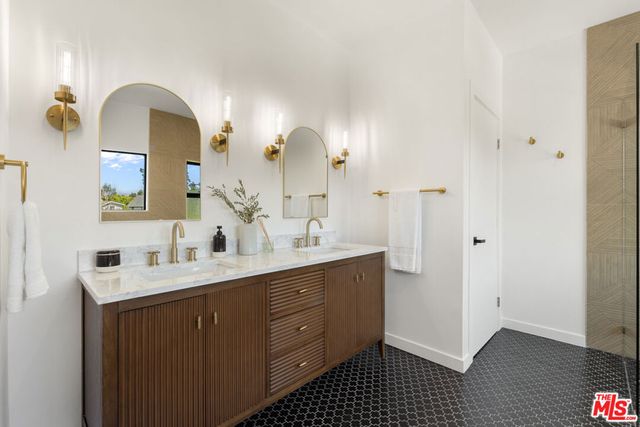 8506 Oak Court, Los Angeles, CA 90046