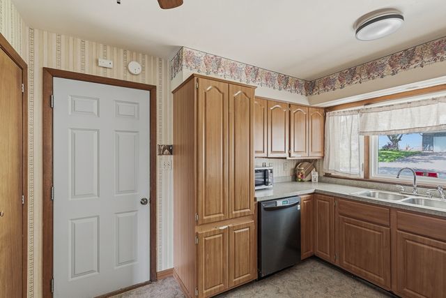 112 Cliff Drive, Carbon Cliff, IL 61239