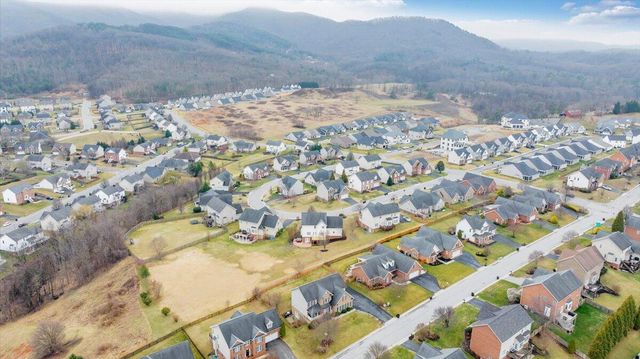 2324 Foxfield LN, Salem, VA 24153