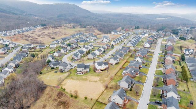 2324 Foxfield LN, Salem, VA 24153