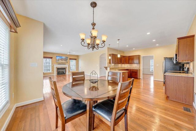 2324 Foxfield LN, Salem, VA 24153