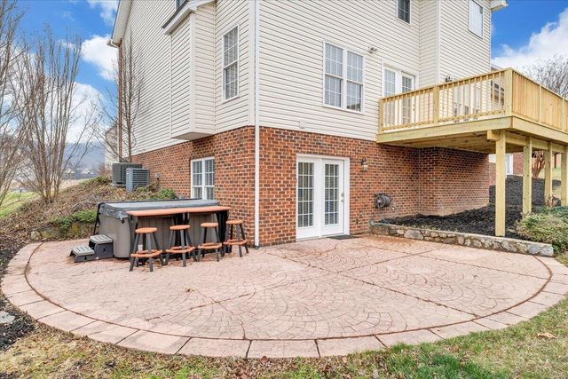 2324 Foxfield LN, Salem, VA 24153