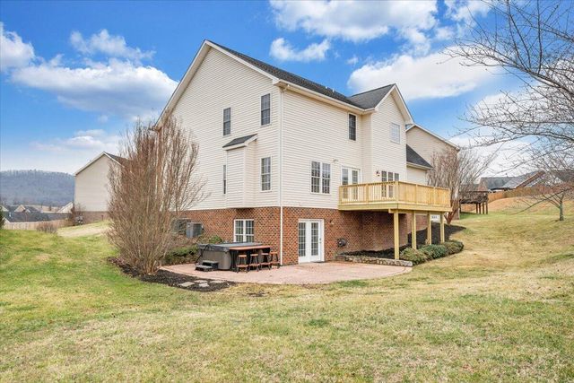 2324 Foxfield LN, Salem, VA 24153
