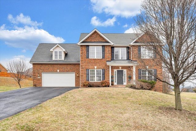 2324 Foxfield LN, Salem, VA 24153