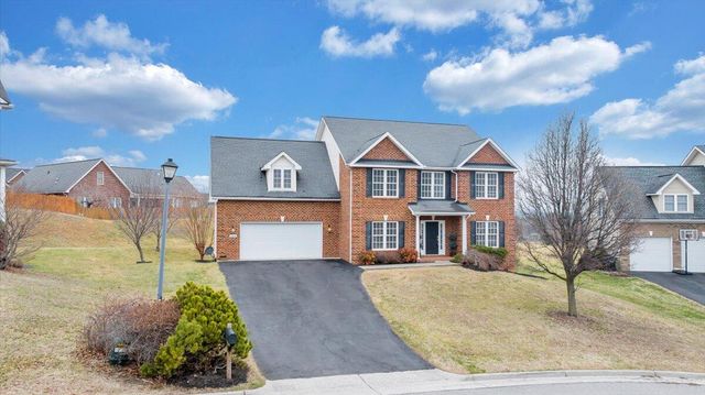 2324 Foxfield LN, Salem, VA 24153
