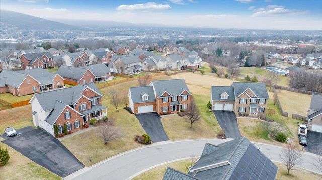 2324 Foxfield LN, Salem, VA 24153